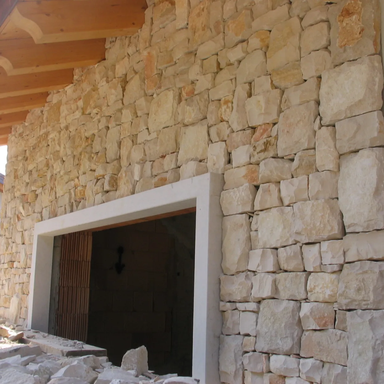 Rivestimento in sasso pietra di Trani a Vicenza