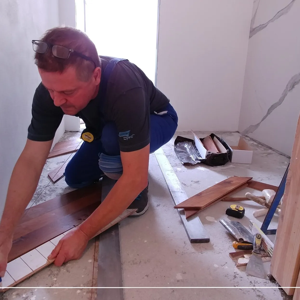 Posa del pavimento in legno a Soave