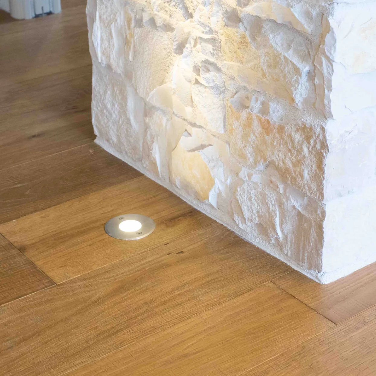 Rivestimento in pietra e pavimento in legno
