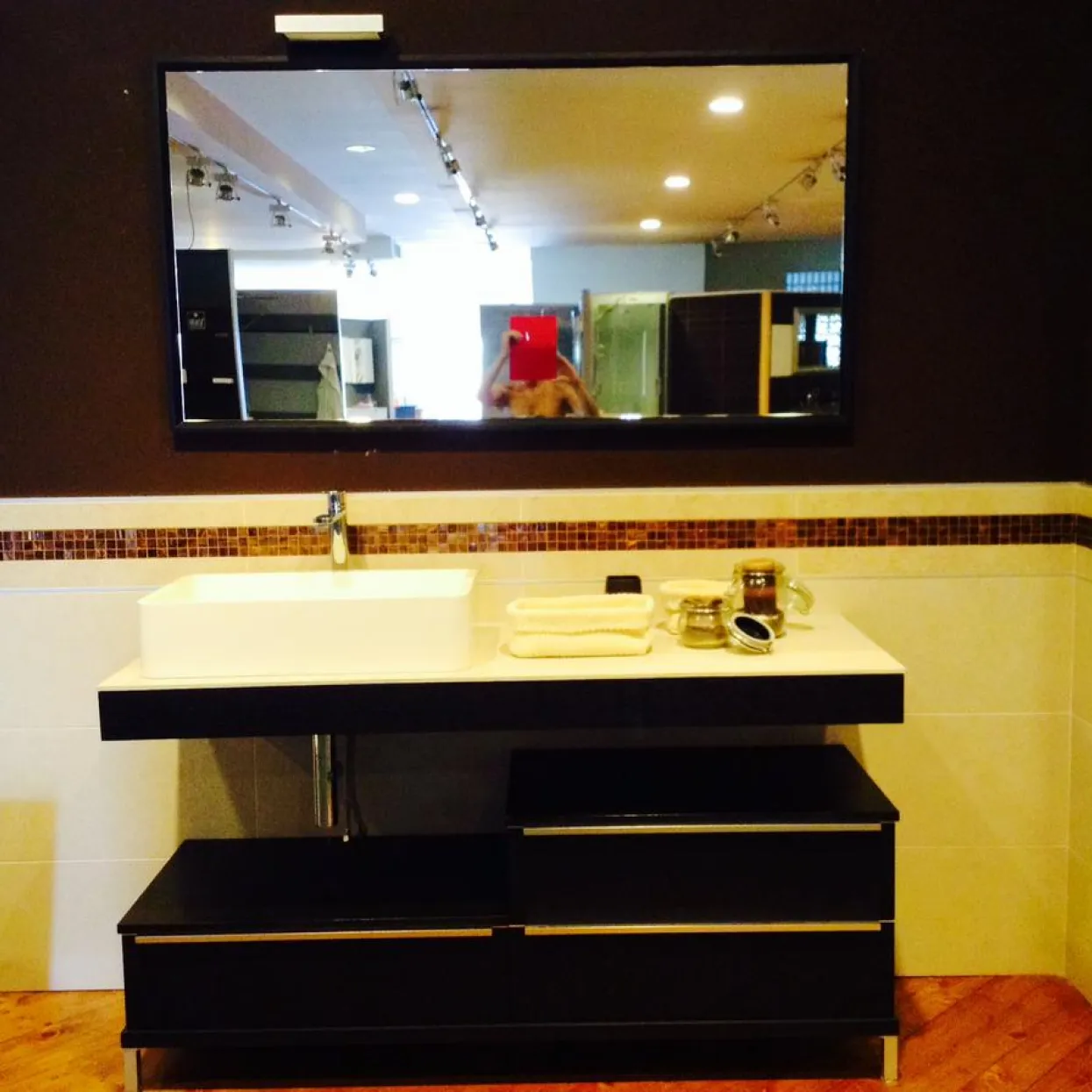 Nell'immagine si vede un mobile bagno in rovere moro