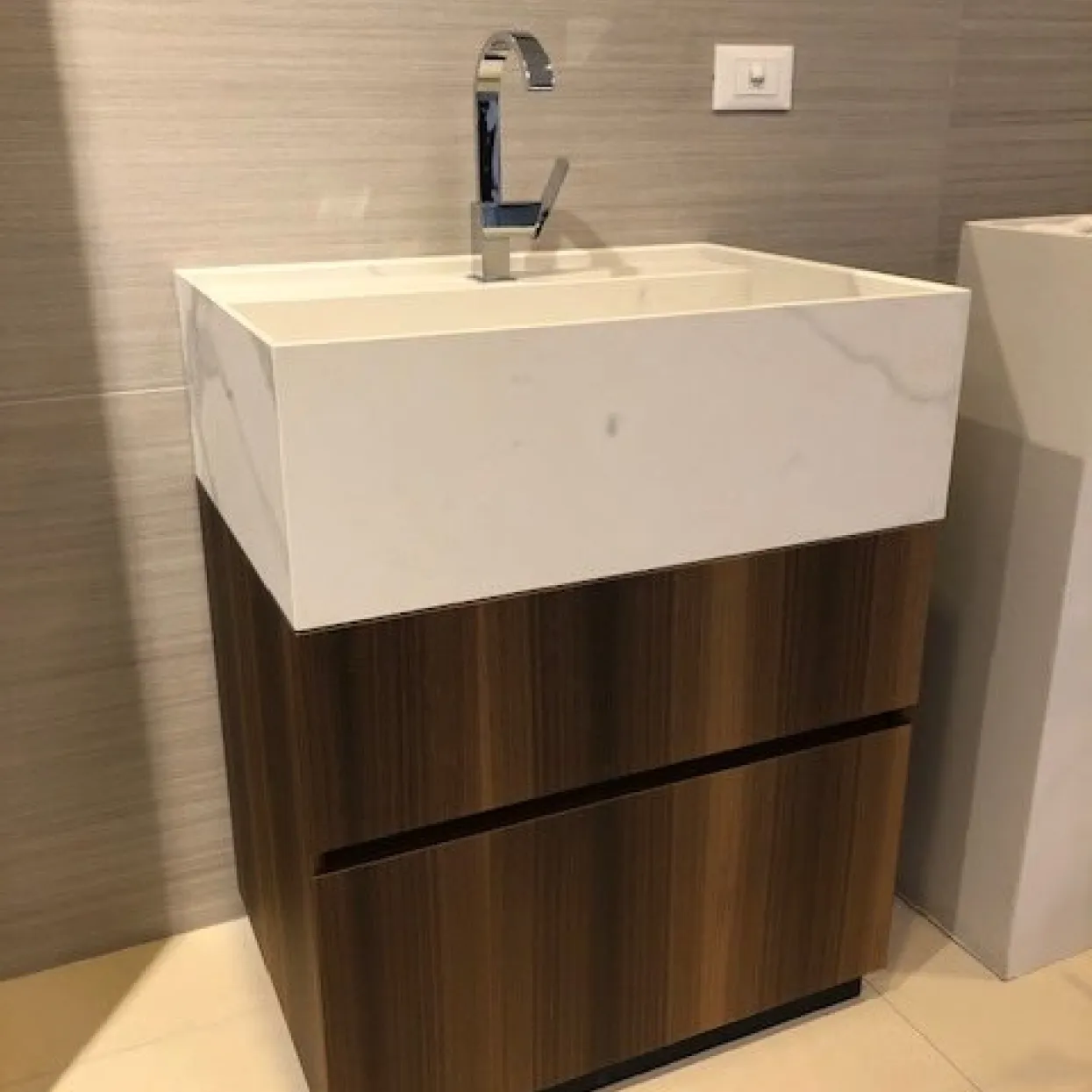 Mobile a pavimento piccolo con lavabo capiente in grès Pellizzari