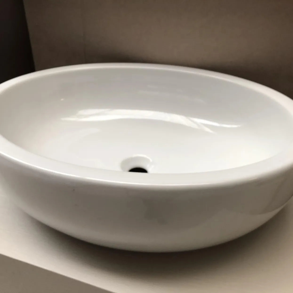 Lavabo in ceramica capiente in offerta da Pellizzari Fratelli
