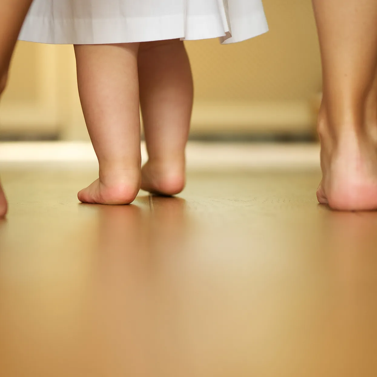  piedi nudi camminare su un parquet
