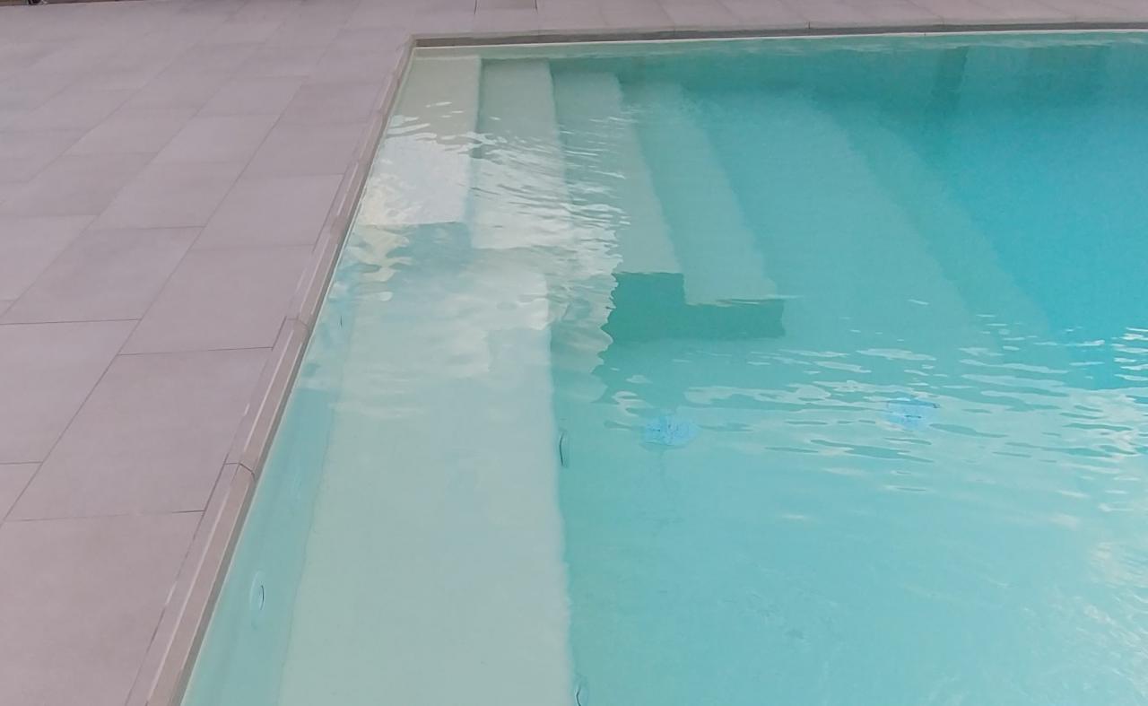 bordo piscina piastrella grès Valdagno