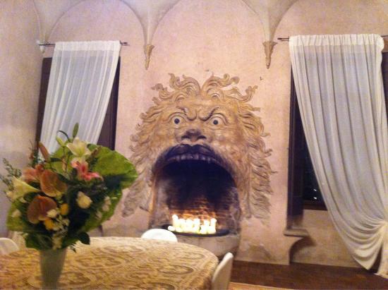 Caminetto in una villa veneta con rappresentazione di bocca di leone aperta