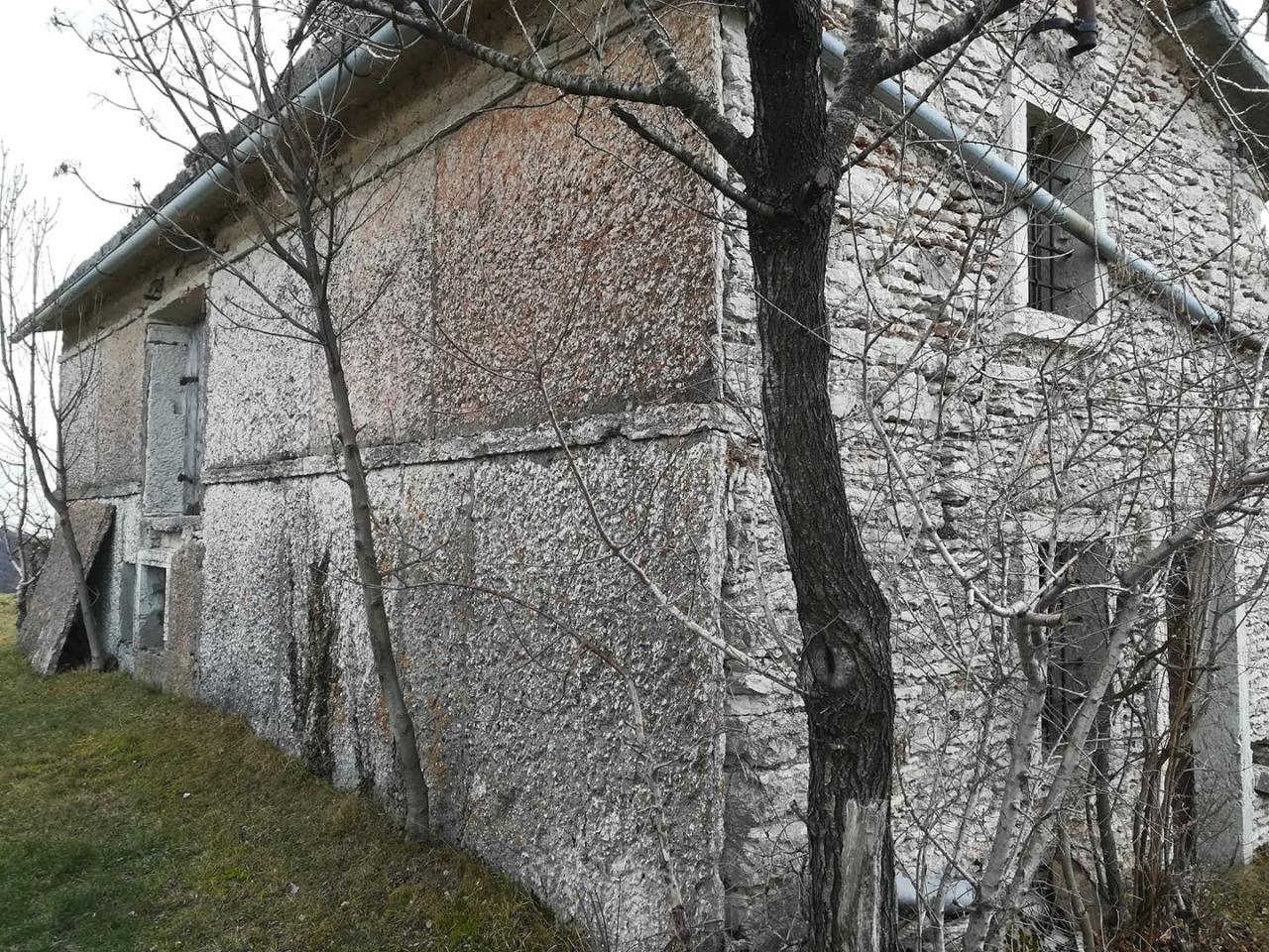 Casa rivestita in pietra di prun