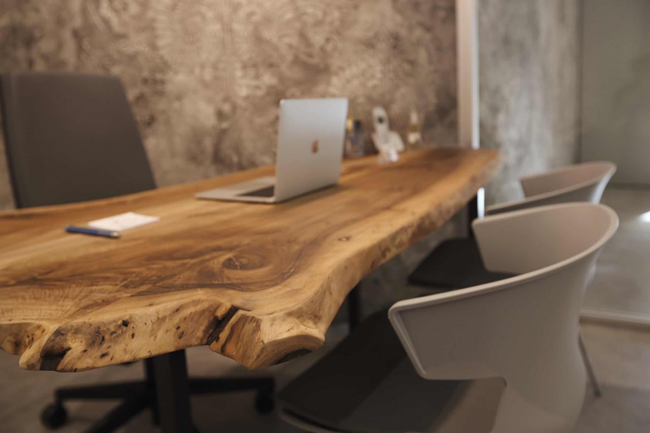 Il tavolo per ufficio in legno rinnovato 