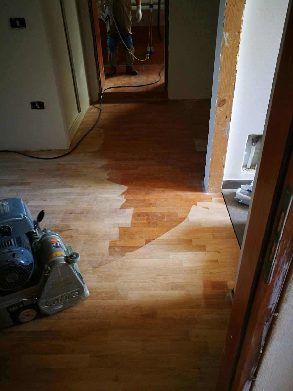 La fase di levigatura del pavimento in legno