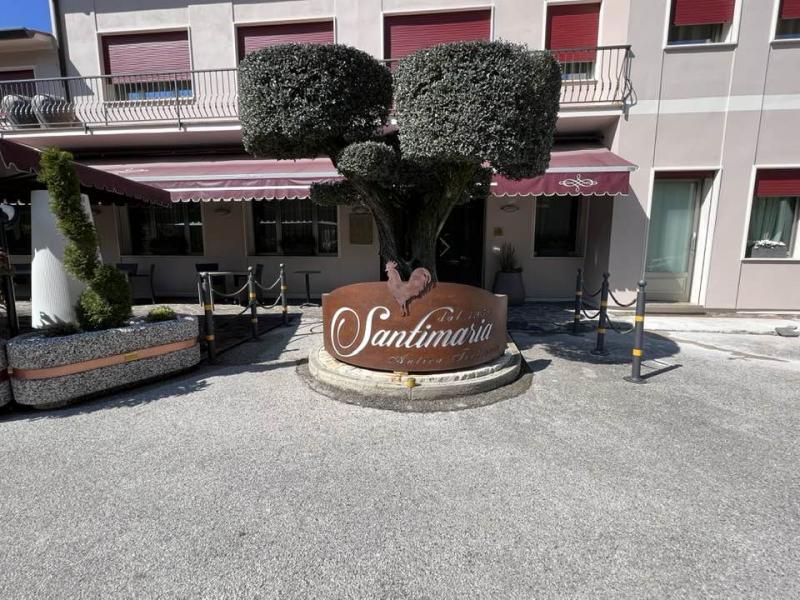Posa di porfido nel parcheggio del ristorante Santimaria a Padova