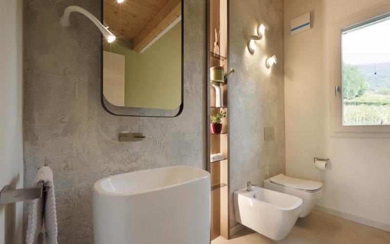 Calce cruda nella parete di un bagno in una abitazione privata a Vicenza
