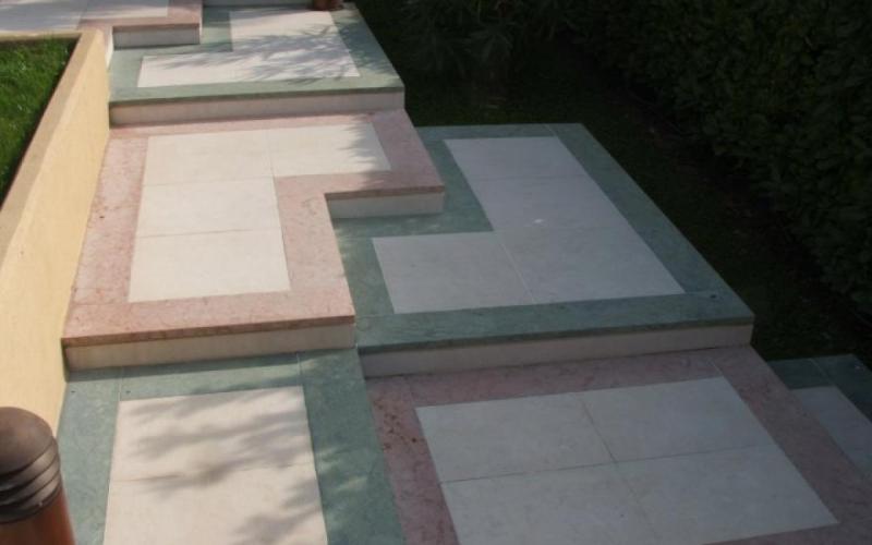 scala esterna in marmo colorato a Vicenza