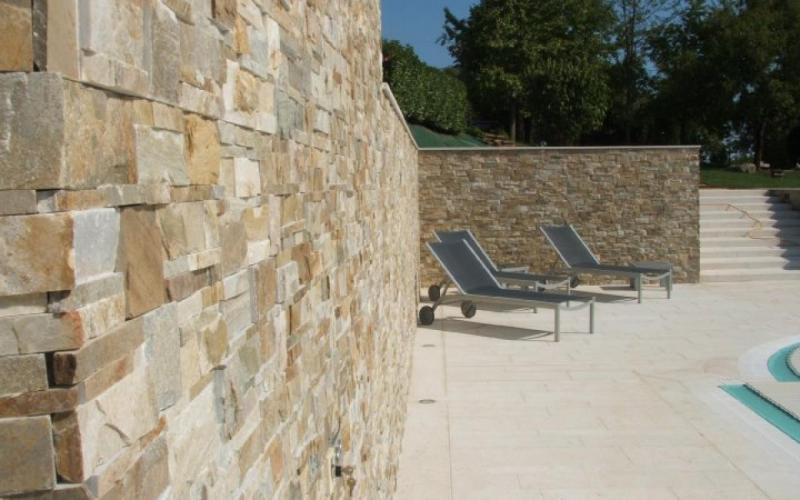 pavimento esterno piscina in pietra a Vicenza