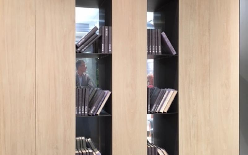 Libreria a parete realizzata con grès effetto legno