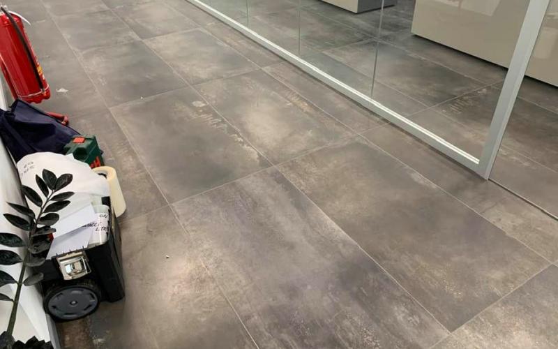 Pavimento per uffici a Verona in grès porcellanato formato 120x120