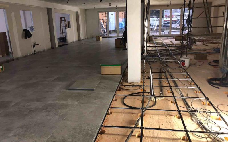 Posa di pavimenti sopraelevati in interni di un ufficio a Vicenza