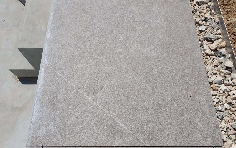 Dettaglio mattonella in grès effetto pietra per esterno a Vicenza