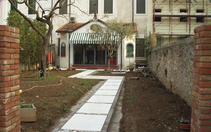 viale esterno quale pavimento materiali negozio posa Vicenza