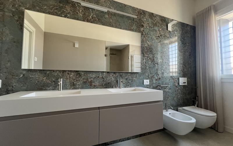 bagno pratico essenziale con rivestimenti colorati ed arredi