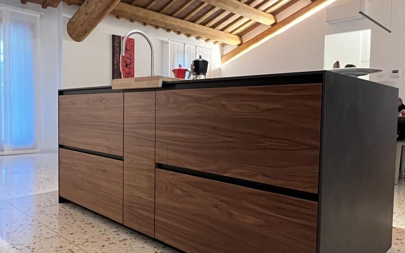  arredamento cucina su misura in legno e vetro