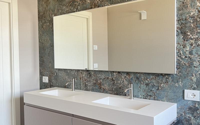 bagno pratico essenziale con rivestimenti colorati ed arredi