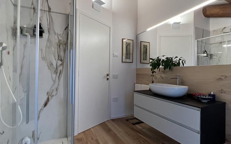 arredamento bagno gres e legno stile classico