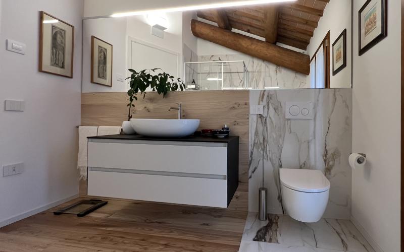 arredamento bagno gres e legno stile classico