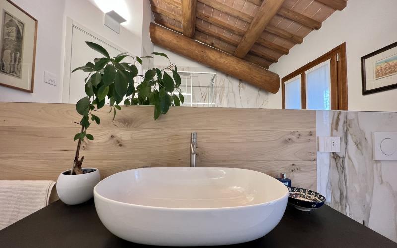 arredamento bagno gres e legno stile classico