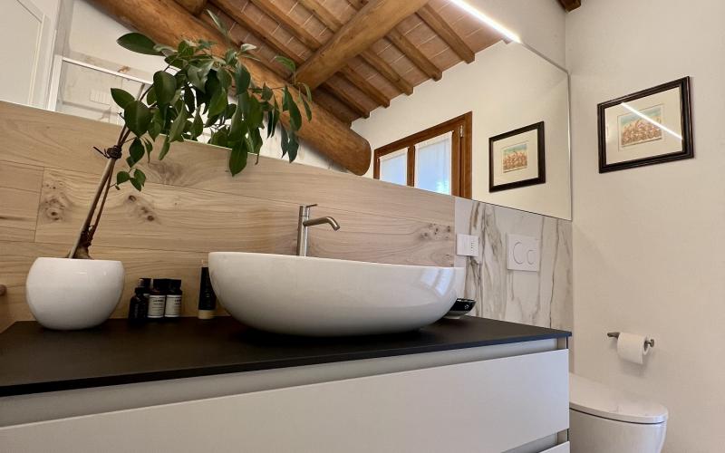 arredamento bagno gres e legno stile classico