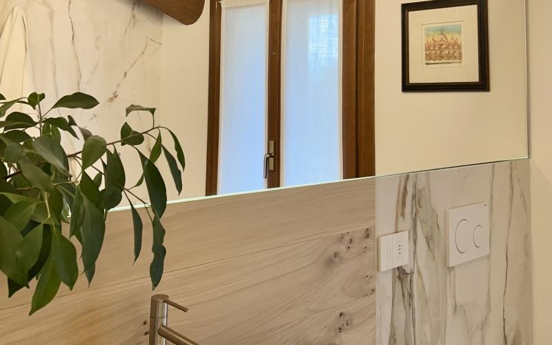 arredamento bagno gres e legno stile classico