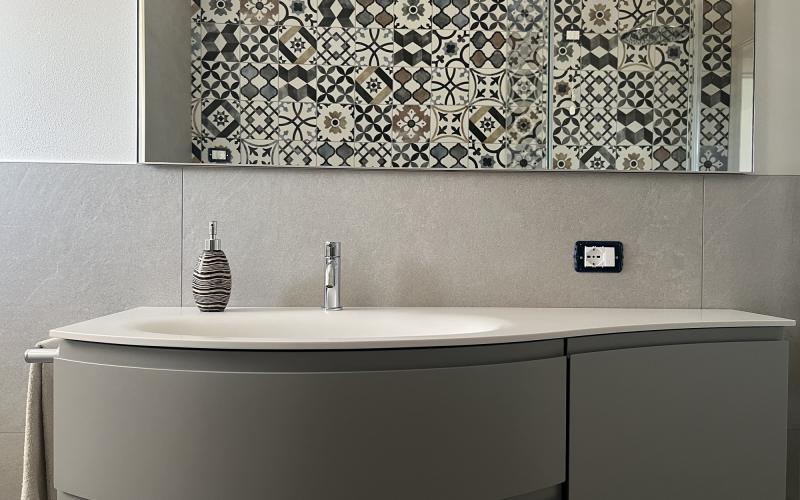 bagno lavanderia con cementine geometriche