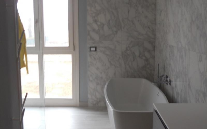 bagno in stile minimal con vasca freestanding Vicenza