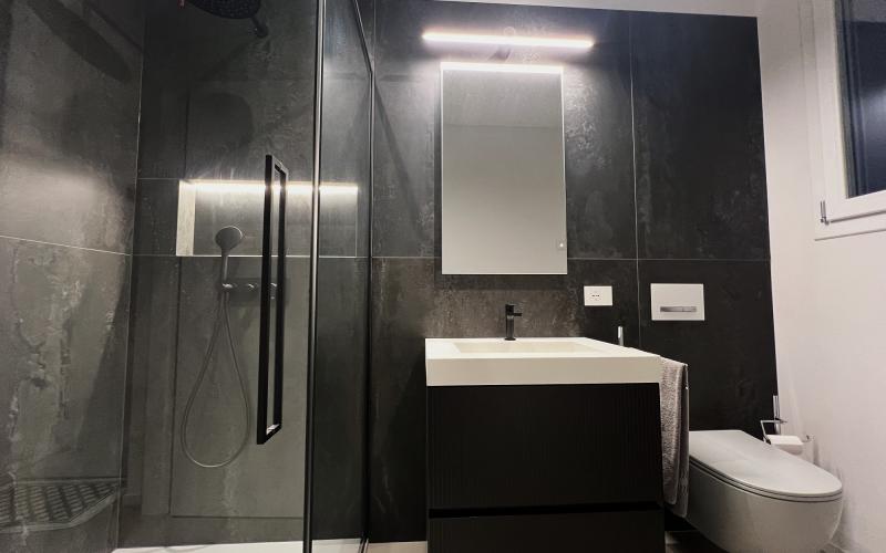 bagno bianco e nero arredi piastrelle idee