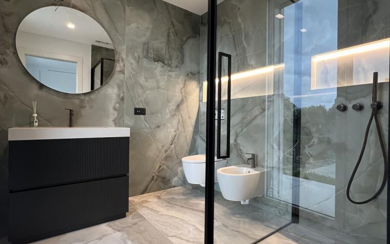 arredamento bagno piastrelle verdi rubinetteria nera