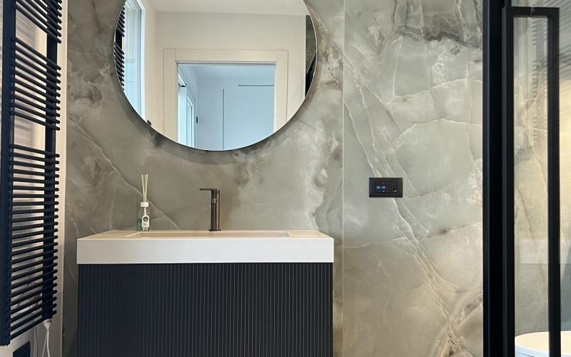 arredamento bagno piastrelle verdi rubinetteria nera