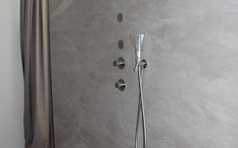 doccia aperta walk in rivestimento piastrelle grigie grandi lastre Vicenza provincia Verona