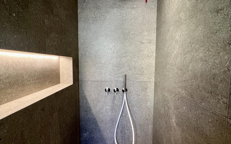 doccia bagno grande in piastrelle con nicchia illuminata