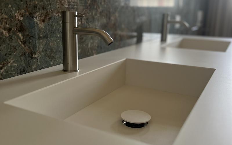 bagno pratico essenziale con rivestimenti colorati ed arredi