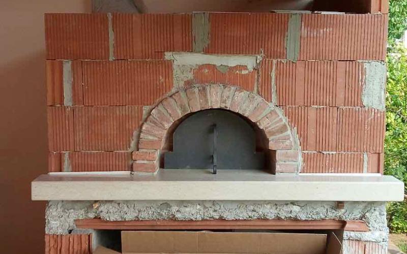 Ultimazione del forno pizze in una casa a Vicenza 