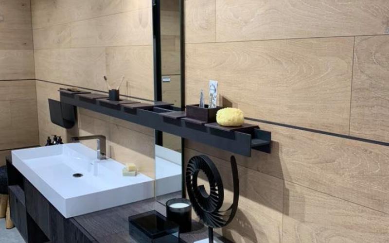 Un grès effetto legno proposto in parete in bagno