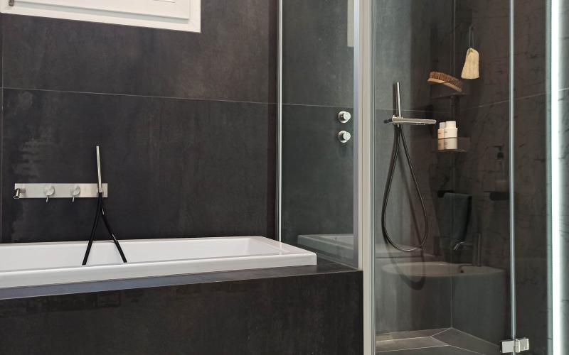 bagno bianco e nero piastrelle arredi