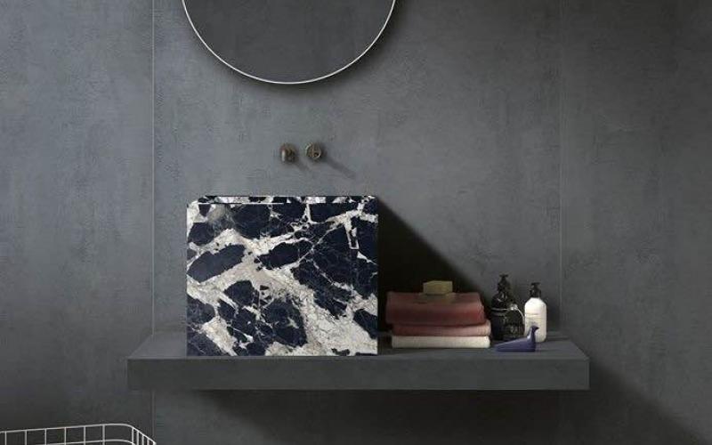 Lavabo effetto marmo su mensola e rivestimento effetto cemento