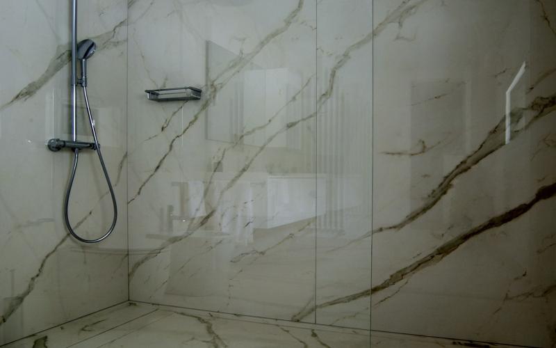 Marble effect large slabs tiles for a bathroom