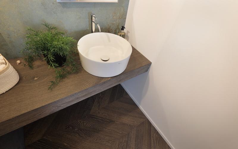 mensole legno rovere scuro per il bagno