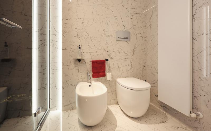Large marble effect tiles bathroom in Vicenza