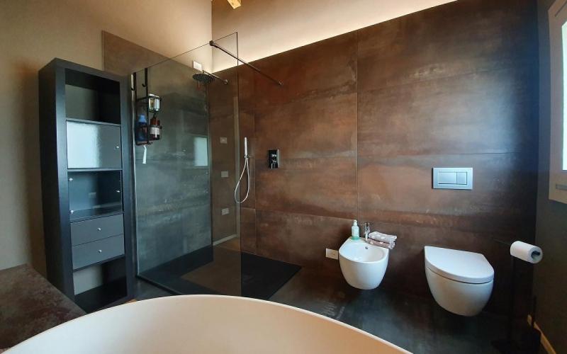 Wall-hung sanitaryware for a modern bathroom in Vicenza