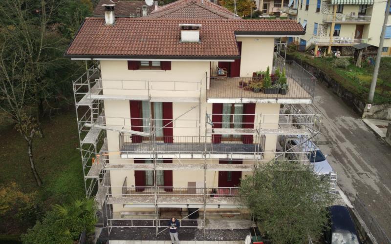 Tinteggiatura esterna a Vicenza realizzata con il bonus facciata: vista dall'alto dell'edificio