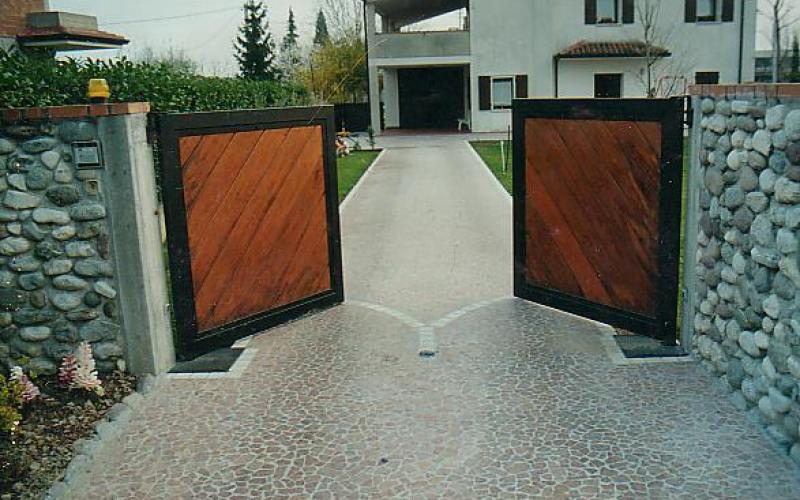 Viale esterno di ingresso carraio al garage realizzato in palladiana di marmo