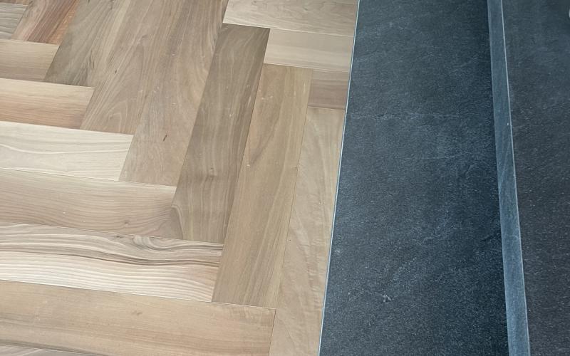 Parquet in legno di noce posato a spina