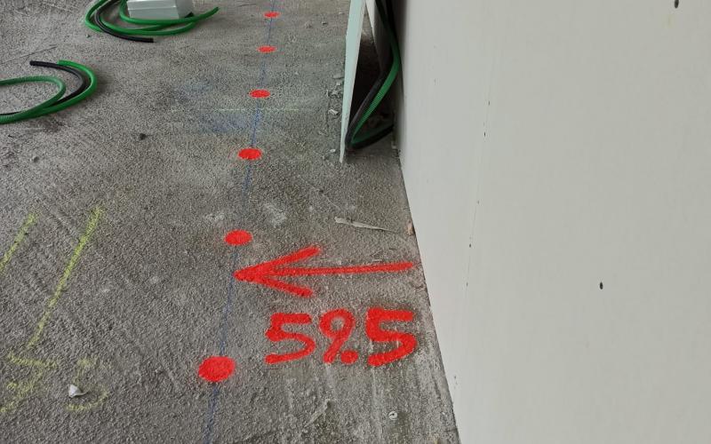 Tracciatura della posizione dei piedini dell'impianto a pavimento