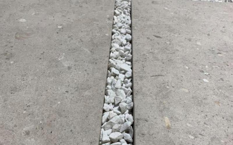 Pavimento esterno in grès spessore 2 centimetri con ciottolo